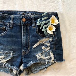 Distressed ✖️ Hi Rise American Eagle Shortie